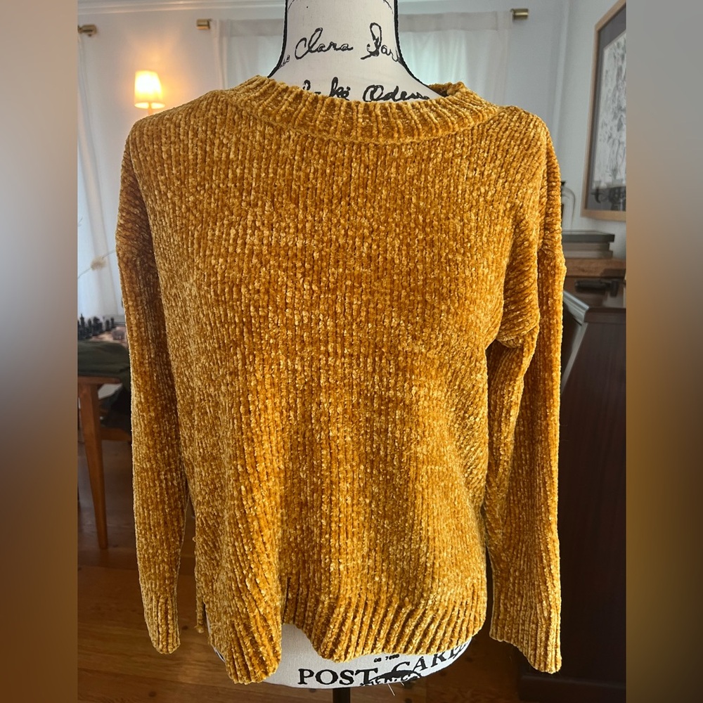 Gold super soft crewneck sweater has a little bit of a crop to it size small